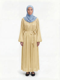 Champagner-goldene Abaya aus glänzendem Stoff mit Bindegürtel und weiten Ärmeln, Frontalansicht.
