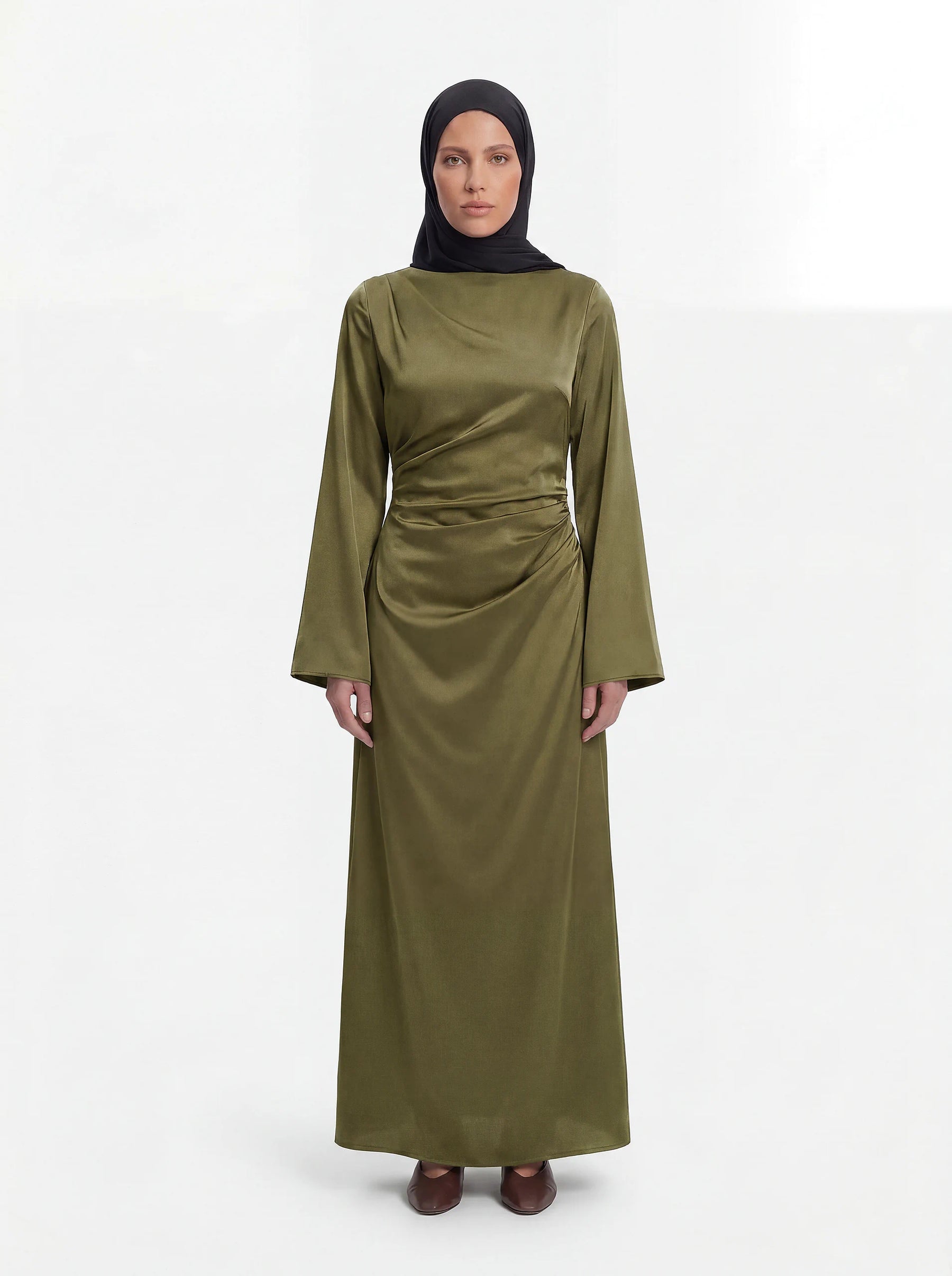Olivgrünes Maxikleid mit seidigem Glanz, geraffter Taille und weiten Ärmeln, Frontalansicht.