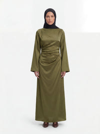 Olivgrünes Maxikleid mit seidigem Glanz, geraffter Taille und weiten Ärmeln, Frontalansicht.