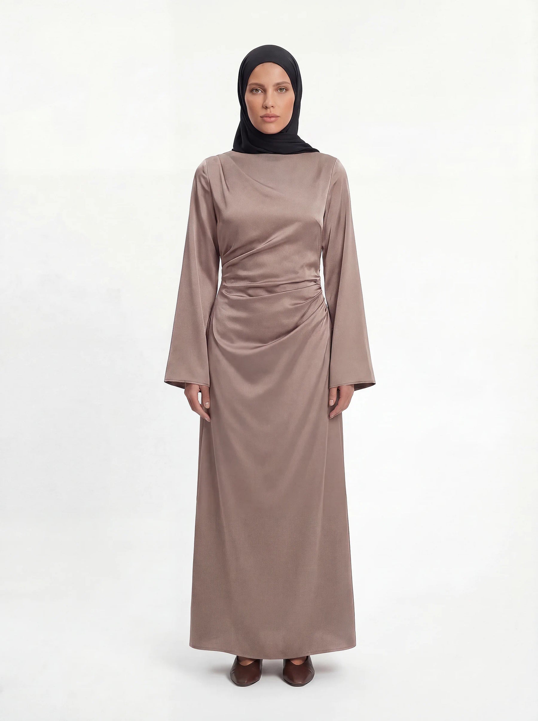 Bodenlanges Kleid in Taupe mit seitlicher Raffung an der Taille und weiten Ärmeln, Frontalansicht.