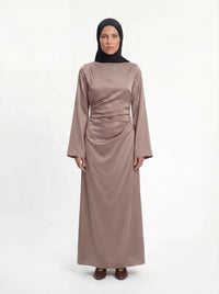 Bodenlanges Kleid in Taupe mit seitlicher Raffung an der Taille und weiten Ärmeln, Frontalansicht.