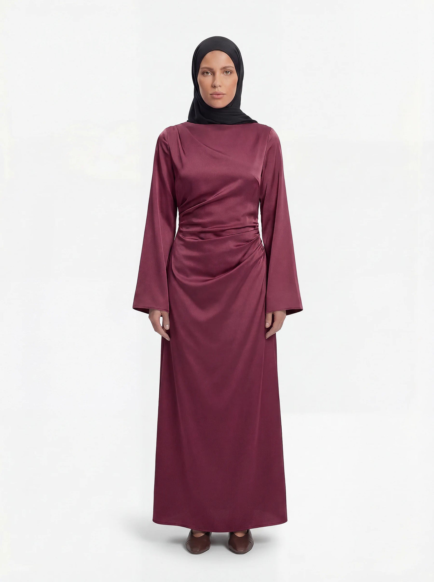 Beerenfarbenes Maxikleid aus glänzendem Stoff mit Taillenraffung und weiten Ärmeln, Frontalansicht.