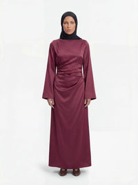 Beerenfarbenes Maxikleid aus glänzendem Stoff mit Taillenraffung und weiten Ärmeln, Frontalansicht.
