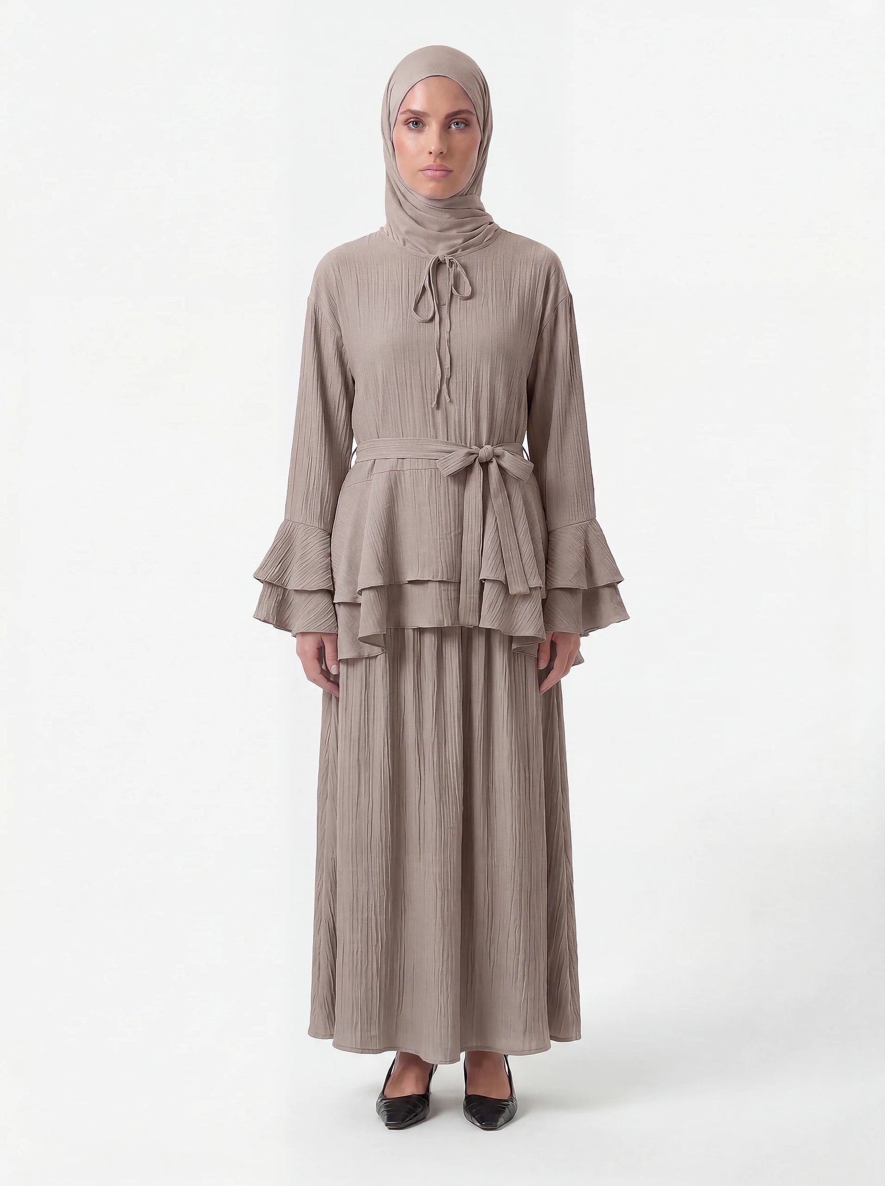 Zweiteiler in taupe mit strukturiertem Stoff, Tunika mit Bindegürtel und Volantärmeln, Frontalansicht.