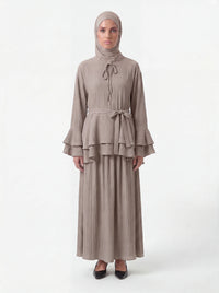 Zweiteiler in taupe mit strukturiertem Stoff, Tunika mit Bindegürtel und Volantärmeln, Frontalansicht.