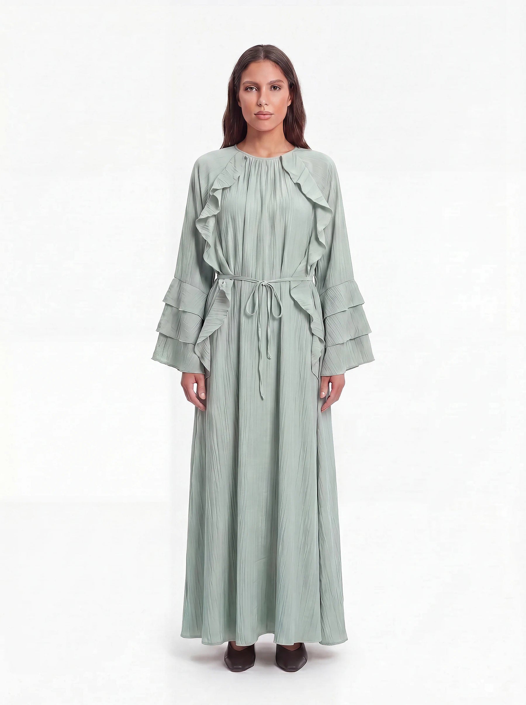 Salbeigrünes Maxikleid mit Rüschenbesatz vorne, gestuften Ärmelrüschen und Bindegürtel, Frontalansicht.