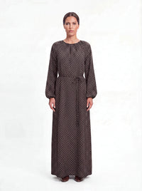 Maxikleid in dunkelbraun mit weißem Punktemuster, Ballonärmeln und Bindegürtel, Frontalansicht.