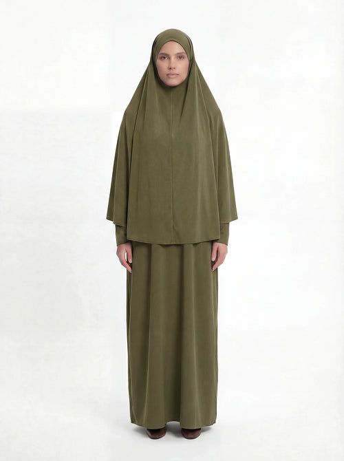Zweiteiliges Gebets-Set in Olivgrün mit weitem Khimar und bodenlangem Rock, Frontalansicht.