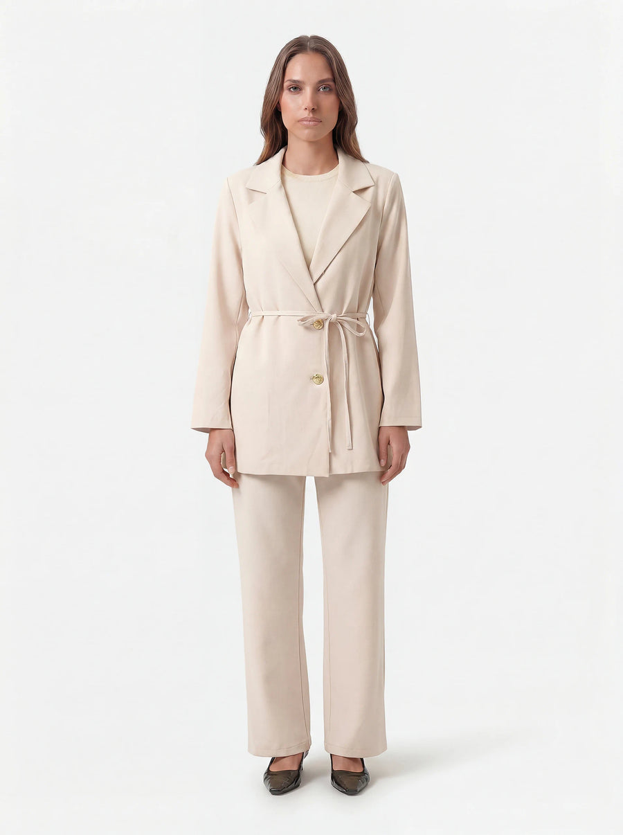 Cremefarbenes Blazer-Set mit Bindegürtel, goldenen Knöpfen und passender Hose, Frontalansicht.