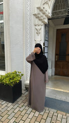 abaya in taupe, gerippt, mit weitem schnitt und langen Ärmeln, bodenlang, frontansicht