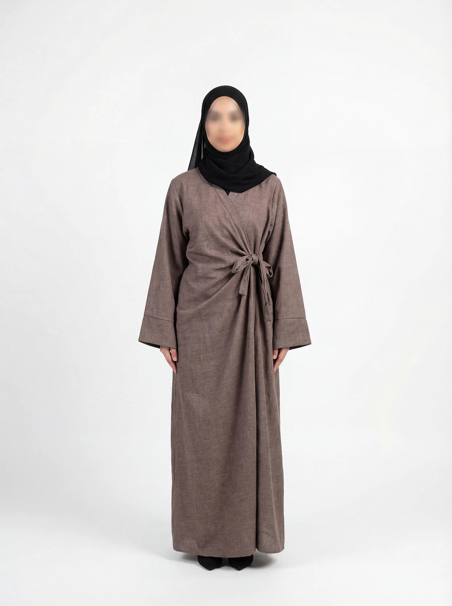Taupefarbene Wickelabaya in Leinenoptik mit Schleifenbindung, Modest Look mit schwarzem Hijab, Vorderansicht