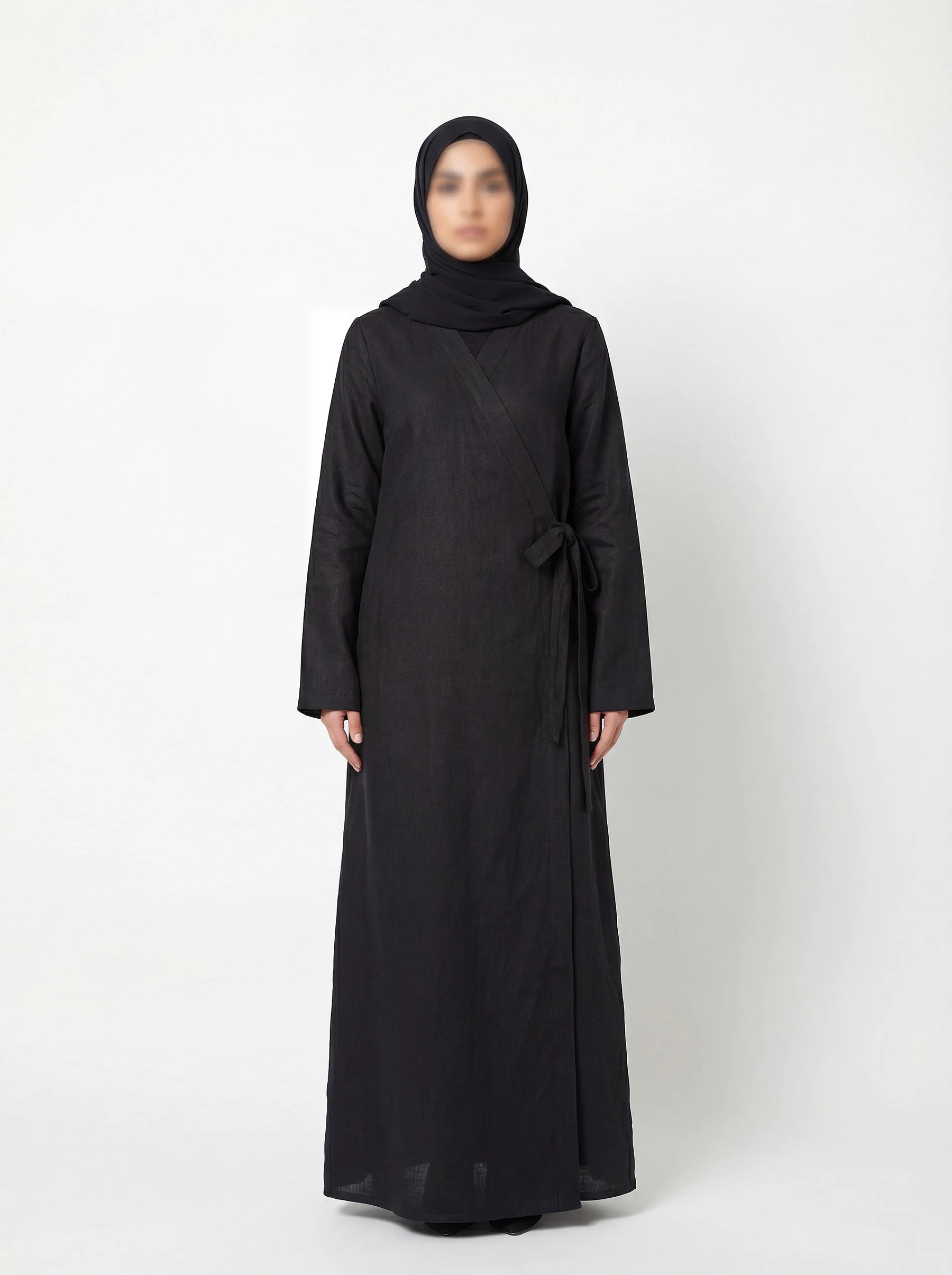 Schwarze Wickelabaya in Leinenoptik mit seitlicher Schleife und langen Ärmeln, Modest Hijab Style, Vorderansicht.