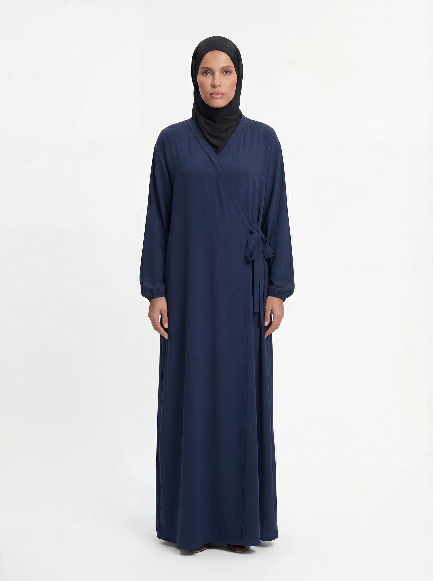 Marineblaue Wickelabaya aus strukturiertem Stoff mit Ballonärmeln und seitlicher Bindung, Modest Hijab, Vorderansicht.
