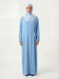 Hellblaue Modest Abaya aus Jazz-Stoff im Wickelstil mit Ballonärmeln und Bindeschleife, Vorderansicht, Hijab-Style