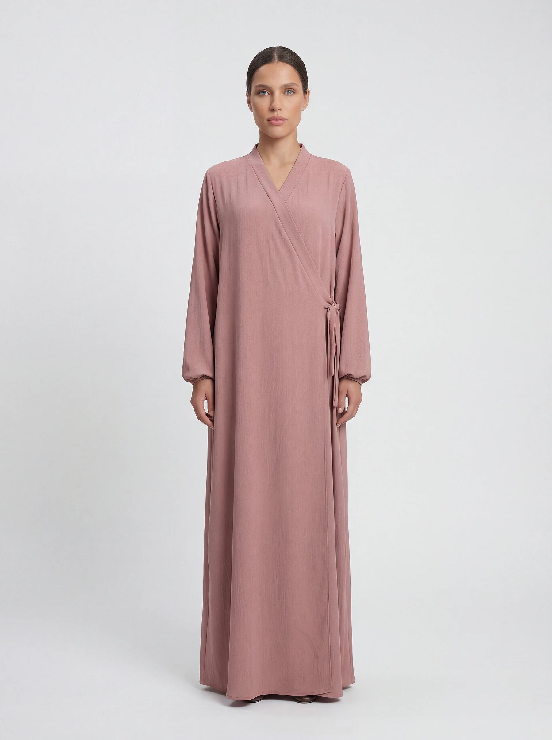 Altrosa Abaya im Wickelstil aus fließendem Stoff mit Ballonärmeln, Modest Hijab Style, Vorderansicht