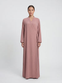 Altrosa Abaya im Wickelstil aus fließendem Stoff mit Ballonärmeln, Modest Hijab Style, Vorderansicht